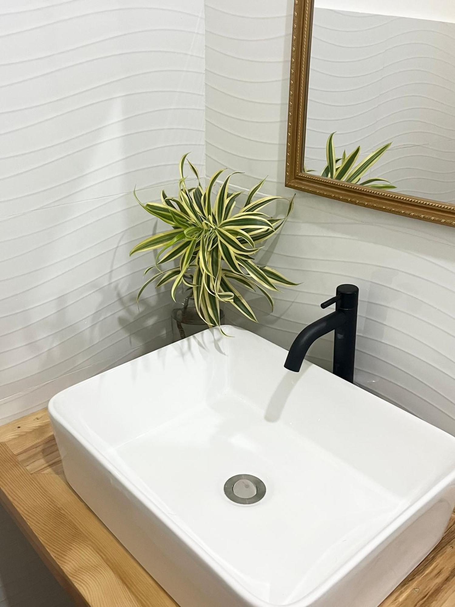 Sunnydale Apartelle -Room Accommodation Near Calatagan Beach Resorts Batangas Buitenkant foto