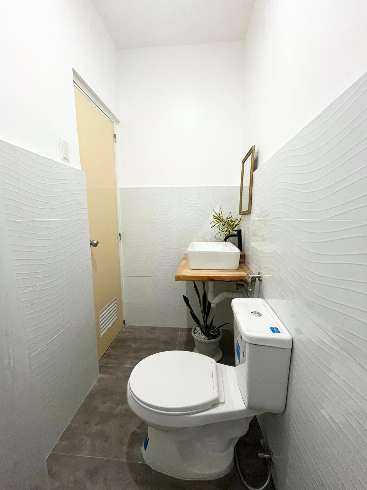 Sunnydale Apartelle -Room Accommodation Near Calatagan Beach Resorts Batangas Buitenkant foto